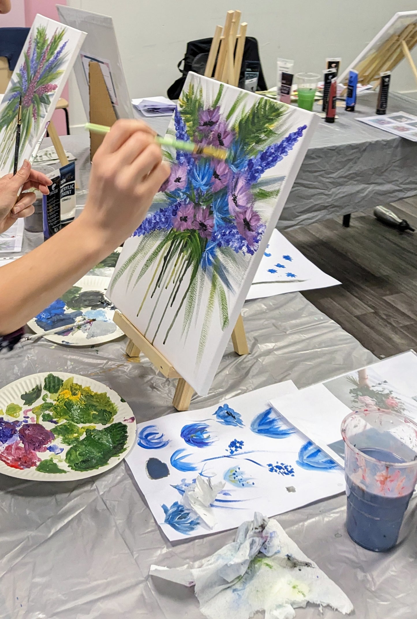 Painting abstract floral canvas in UK painting workshop with Judy Century Artist.